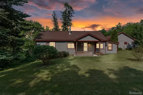 2431 Porter Rd, White Lake, MI 48383