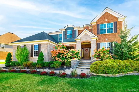22721 Arcadia Blfs, South Lyon, MI 48178