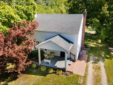561 Pontiac St, Oxford, MI 48371