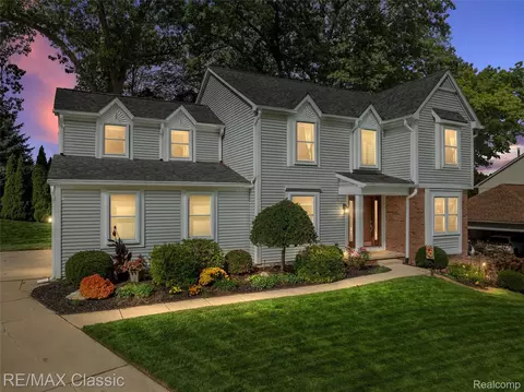 325 Glenwood Dr, Walled Lake, MI 48390