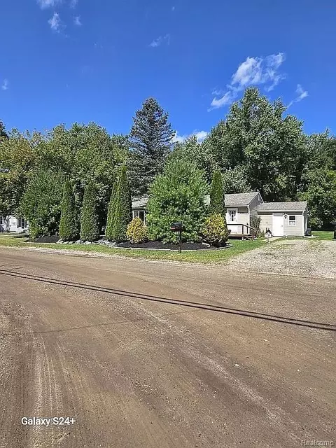 2700 Buckner Rd, Lake Orion, MI 48362