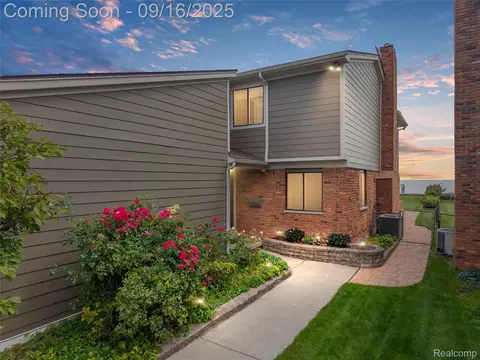 22516 Beach St, Saint Clair Shores, MI 48081