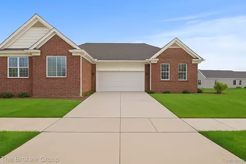 1423 Luxington St, Lapeer, MI 48446