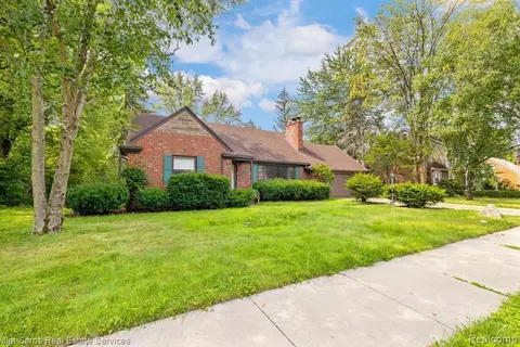 19726 Eastwood Dr, Harper Woods, MI 48225