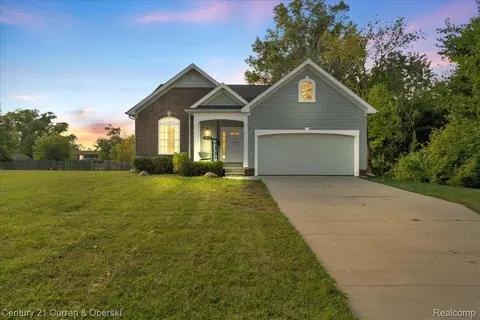 33172 Swallow Dr, Rockwood, MI 48173