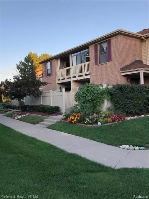 61116 Greenwood Dr #5, South Lyon, MI 48178
