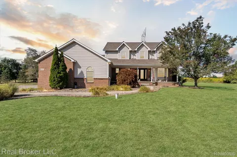 6097 High Valley Dr, White Lake, MI 48383
