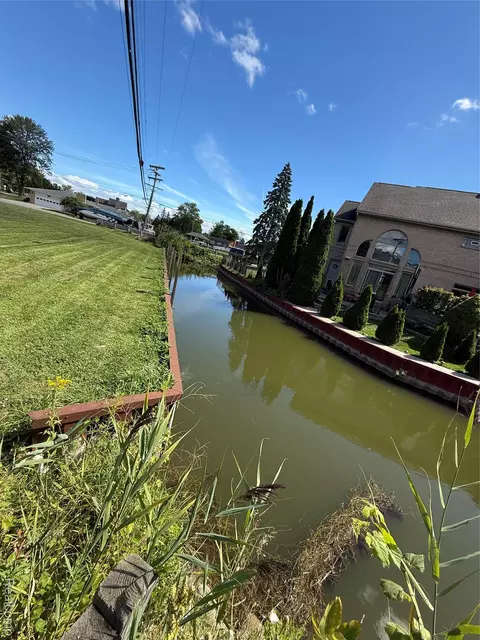 000 Pointe Rosa St, Harrison, MI 48045