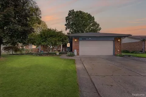 6874 Little Creek Dr, Troy, MI 48085