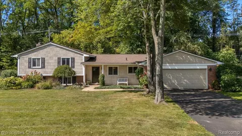 6756 Spruce Dr, Bloomfield Hills, MI 48301