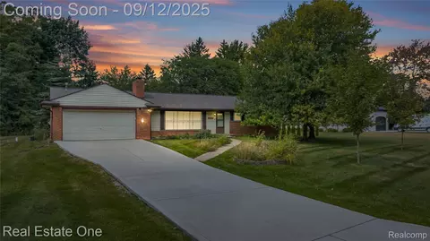 28423 Cumberland Dr, Farmington Hills, MI 48334