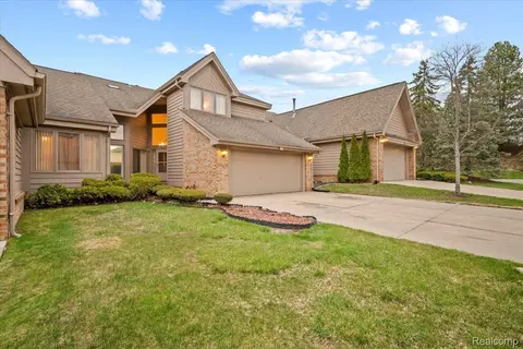 26765 Plumgrove Ln, Farmington Hills, MI 48334