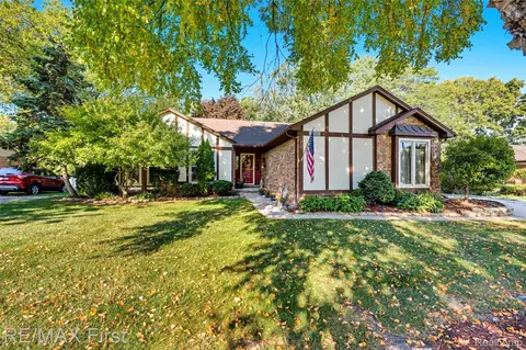 33081 Willow Ln, Fraser, MI 48026