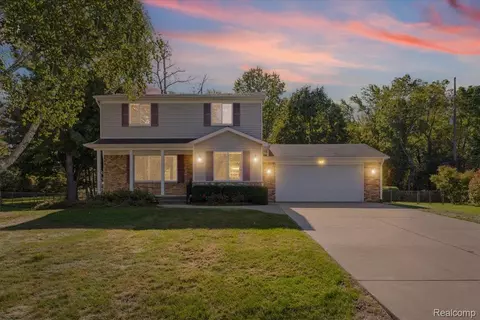 2854 Beacham Dr, Waterford, MI 48329