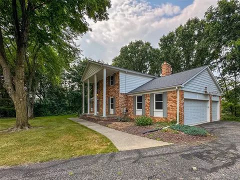 1412 North Ct, Brighton, MI 48114