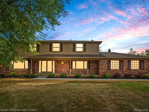 5925 Oakland Valley Dr, Rochester, MI 48306