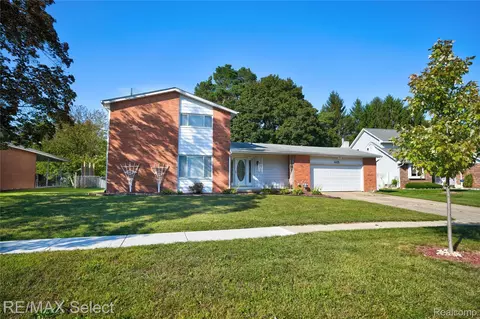 445 Bellewood Dr, Flushing, MI 48433