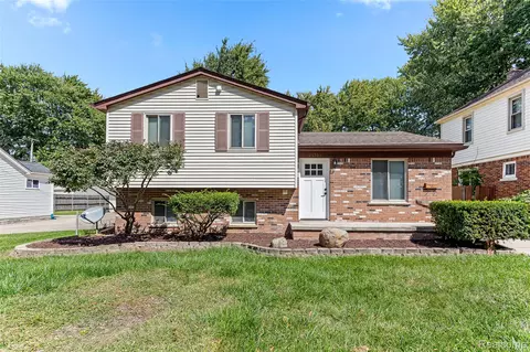 21701 Pleasant St, Saint Clair Shores, MI 48080