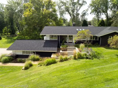 25838 Hersheyvale Dr, Franklin, MI 48025