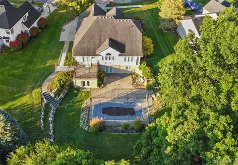 1075 Long Leaf Ct, Brighton, MI 48116