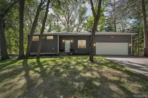 11246 White Lake Rd, Fenton, MI 48430