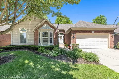 4097 Honeysuckle Dr, Sterling Heights, MI 48314