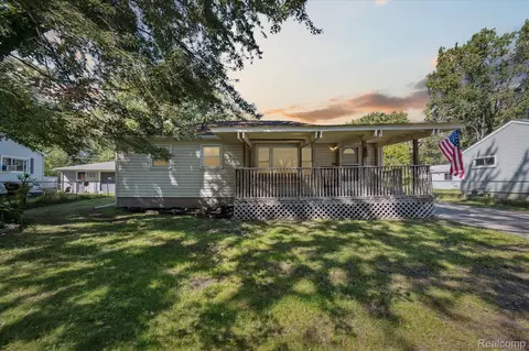 21832 Fenster St, Belleville, MI 48111