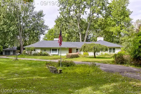 28231 Parkhill St, Farmington, MI 48334