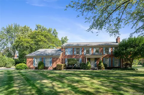 4123 Chimney Point Dr, Bloomfield Hills, MI 48302