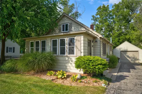 872 W Silver Lake Rd, Fenton, MI 48430