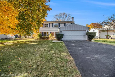 23267 Willowbrook Dr, Novi, MI 48375