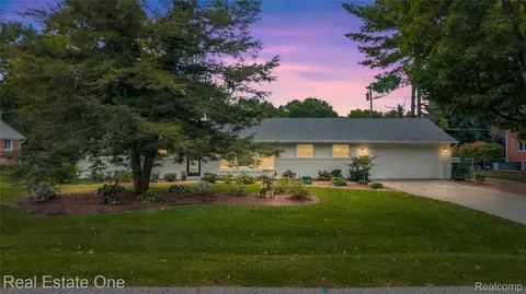 1904 Meadow Ridge Dr, Commerce, MI 48390