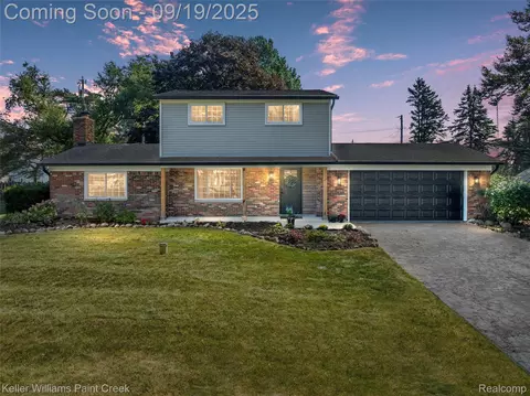8547 Huron River Dr, White Lake, MI 48386