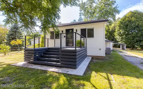 2991 Marlington Rd, Waterford, MI 48329