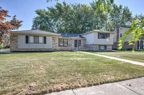 5250 Winchester Dr, Troy, MI 48085