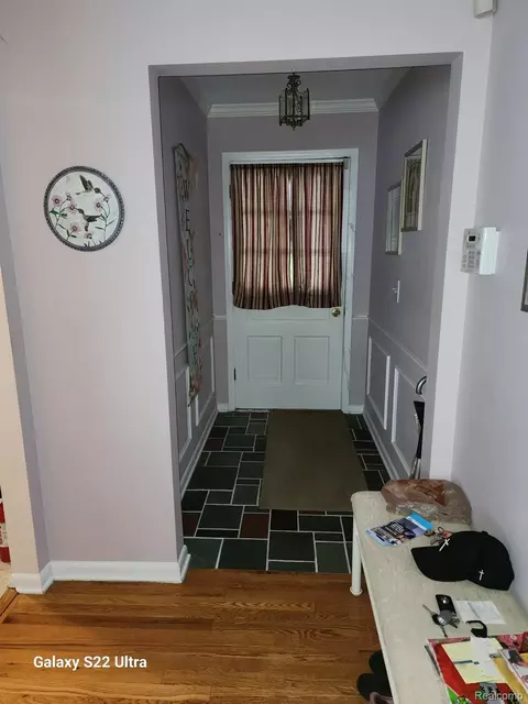 Entry Way - 2340 Pineview Ct, Flushing, MI 48433 photo 2 of 2