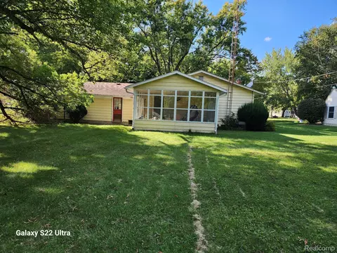 Exterior - 2340 Pineview Ct, Flushing, MI 48433 photo 4 of 4