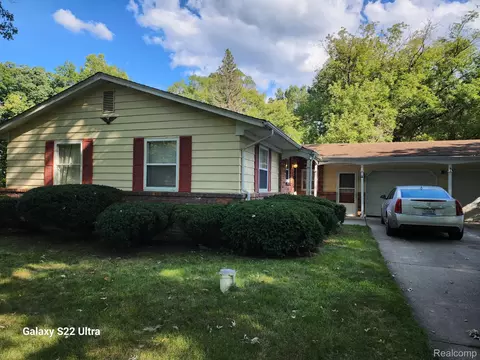 Exterior - 2340 Pineview Ct, Flushing, MI 48433 photo 3 of 4