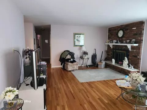 Living - 2340 Pineview Ct, Flushing, MI 48433 photo 1 of 2