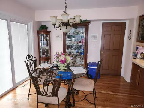 Dining - 2340 Pineview Ct, Flushing, MI 48433 photo 2 of 2