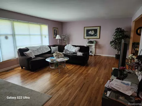 Living - 2340 Pineview Ct, Flushing, MI 48433 photo 2 of 2
