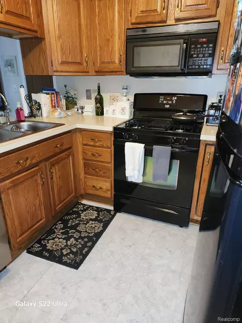 Kitchen - 2340 Pineview Ct, Flushing, MI 48433 photo 2 of 2