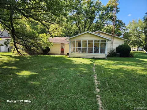 2340 Pineview Ct, Flushing, MI 48433