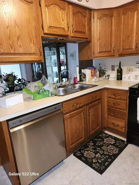 Kitchen - 2340 Pineview Ct, Flushing, MI 48433 photo 1 of 2