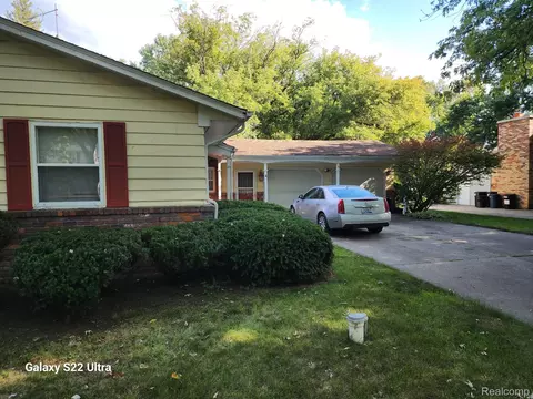 Exterior - 2340 Pineview Ct, Flushing, MI 48433 photo 2 of 4