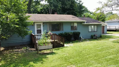 428 Harden St, Holly, MI 48442
