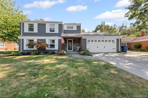 8173 Wood Dr, Grosse Ile, MI 48138