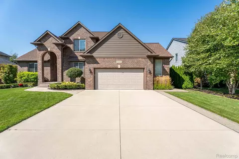 50093 Oakbrooke Dr, New Baltimore, MI 48047