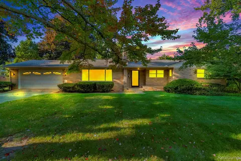 4320 Mar Moor Dr, Lansing, MI 48917