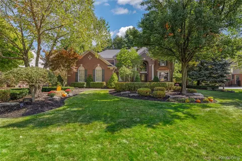 8542 Newbury Ct N, Canton, MI 48187